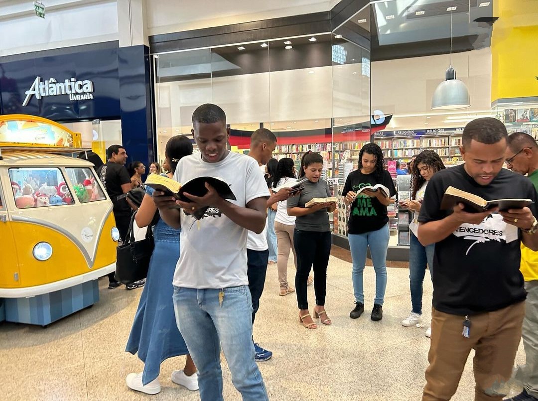 Leitura bíblica no Shopping Boulevard reúne Jovens de diferentes ...
